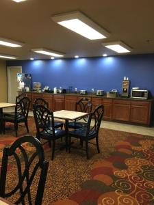 a waiting room with tables and chairs and a counter at Econo Lodge Inn & Suites in Greenbrier