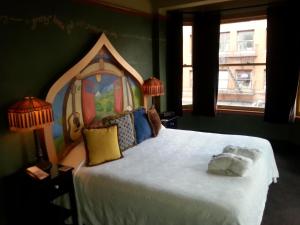 Postel nebo postele na pokoji v ubytování McMenamins Crystal Hotel