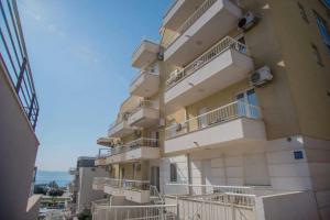 un edificio alto con balcones a un lado. en Antonio Apartments on the beach, en Split