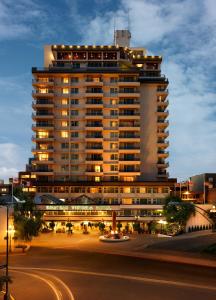 um grande edifício é iluminado à noite em Chateau Victoria Hotel & Suites em Victoria