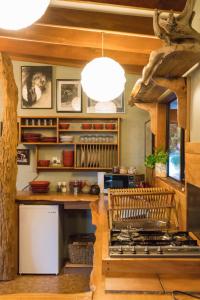 巴里敦的住宿－森林邊緣度假屋，一间带柜台和炉灶的厨房 顶部烤箱