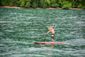 Kanotpaddling vid eller i närheten av lodgen