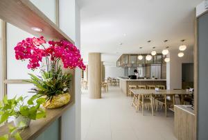 ห้องอาหารหรือที่รับประทานอาหารของ Karin hotel & Service apartment - SHA Extra Plus