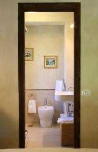 un bagno con lavandino e WC di Nostra Signora Del Lago a Ronciglione
