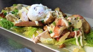 un plato de comida con un sándwich y ensalada en Cattleman's Rest Motor Inn, en Charters Towers