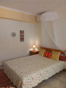ein Schlafzimmer mit einem Bett in einem Zimmer mit einem Fenster in der Unterkunft Patra - Cute studio near center in Patras