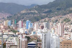 vistas a una ciudad con edificios y montañas en Piacere Hotel, en La Paz