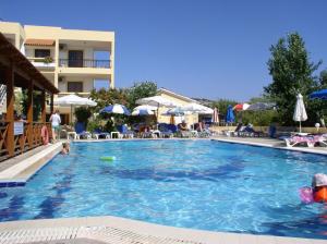 The swimming pool at or close to Summer Memories Aparthotel