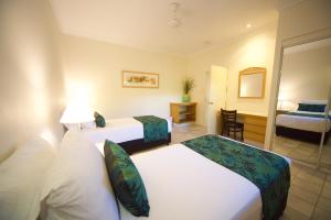 Letto o letti in una camera di Lazy Lizard Motor Inn