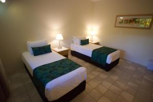 Letto o letti in una camera di Lazy Lizard Motor Inn