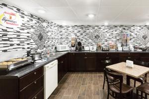 Kjøkken eller kjøkkenkrok på Super 8 by Wyndham Columbus