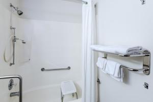 Bilik mandi di Super 8 by Wyndham Columbus