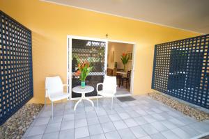 Patio o area all'aperto di Lazy Lizard Motor Inn