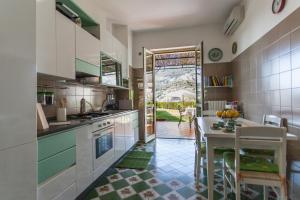 Garden House في رافيلو: مطبخ مع طاولة وغرفة طعام
