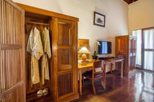 Televiisor ja/või meelelahutuskeskus majutusasutuses Junjungan Ubud Hotel and Spa