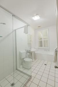 Bilik mandi di Pooles Rock Vineyard Accommodation