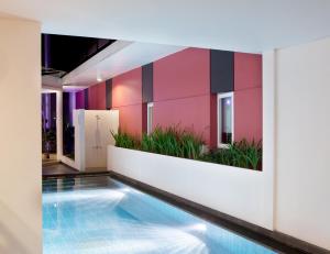 ein Swimmingpool mitten in einem Gebäude in der Unterkunft Amaris Hotel Cimanuk Bandung in Bandung + 17 Fotos