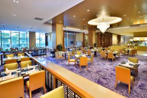 Ein Restaurant oder anderes Speiselokal in der Unterkunft Grand Skylight International Hotel Huizhou 