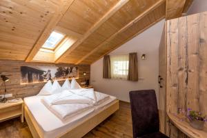 Un pat sau paturi într-o cameră la Dolomite Apartments Winklwiese