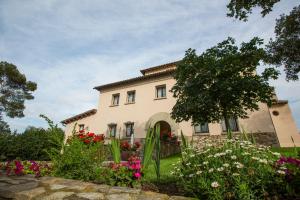 A garden outside La Torre del Vilar