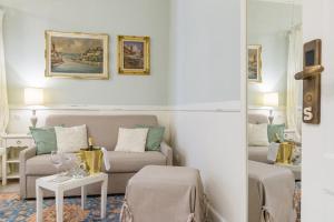 uma sala de estar com um sofá e uma mesa em Vecchia Verona Rooms & Apartments em Verona