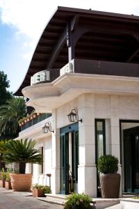 un grand bâtiment blanc avec un escalier. dans l'établissement Hotel Barbieri, à Altomonte