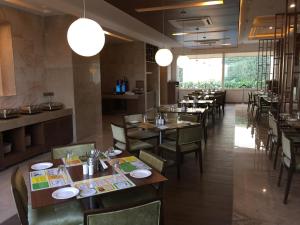 Restaurace v ubytování Lemon Tree Hotel, Sector 60, Gurugram