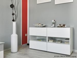 una cómoda blanca en una habitación con un jarrón en City Park Apartments - #1-8 - Stilvolle Apartments zentrumsnah, en Leipzig