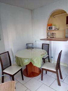 Zona de comedor en el bed & breakfast