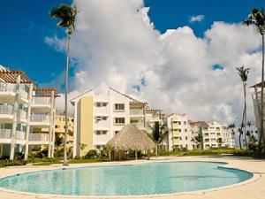 una piscina en medio de un complejo en Playa Turquesa, block A, en Punta Cana