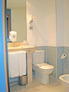 a bathroom with a toilet and a sink at Hotel Murrieta in Logroño