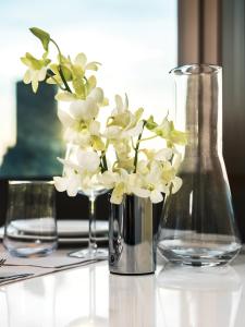 香港的住宿－壹96酒店，一张桌子上装有白色花的花瓶