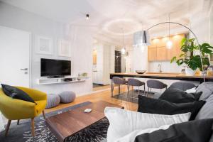 ein Wohnzimmer mit einem Sofa und einem gelben Stuhl in der Unterkunft Hella Apartment in Zagreb