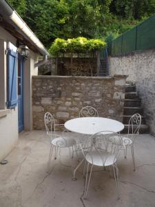 普羅萬的住宿－萊斯沃萊布魯度假屋，庭院里摆放着白色的桌椅