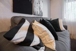 - une pile d'oreillers sur un canapé dans le salon dans l'établissement Hella Apartment, à Zagreb