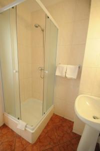 a bathroom with a shower and a sink at Hotel Everest in Târgu-Mureş