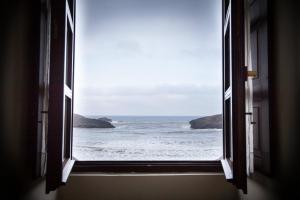 ein offenes Fenster mit Meerblick in der Unterkunft Hotel Kaype - Quintamar in Barro de Llanes