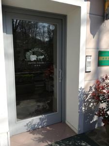 a door to a store with a sign on it at Hotel La Passeggiata in Desenzano del Garda