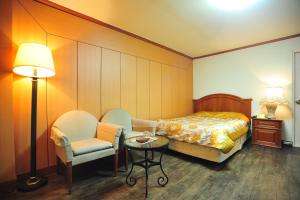 Ένα ή περισσότερα κρεβάτια σε δωμάτιο στο Kyungha Spa Hotel