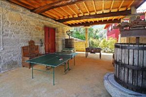 una mesa de ping pong en medio de un patio en Recantos na Portela en Amares