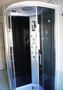 una doccia con cabina in vetro in bagno di Mi Casa Affittacamere a Osio Sotto