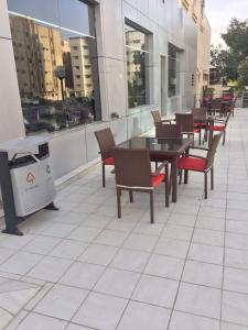 un patio con tavoli e sedie su un edificio di Rukon Buotat 15 a Riyad