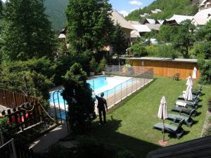Výhled na bazén z ubytování Hôtel les Vallois nebo okolí