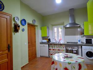 Casa Rural La Perra Gorda في Zorita: مطبخ مع طاولة في منتصفها