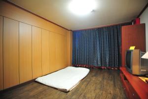 Ένα ή περισσότερα κρεβάτια σε δωμάτιο στο Kyungha Spa Hotel
