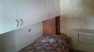 ソーリコにあるHoliday home Désiréeのベッド1台とシンク付きの小さな客室です。