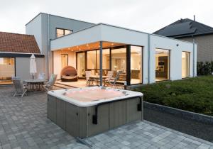 een hot tub in de achtertuin van een huis bij Villa 121 in Berlare