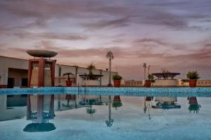 齋浦爾的住宿－克拉里翁貝拉卡薩機場酒店，建筑物屋顶上的游泳池
