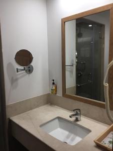 Bathroom sa Red Fox Hotel, Sector 60, Gurugram