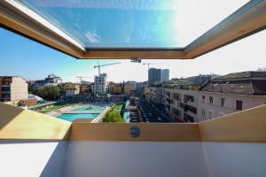 uma vista a partir da varanda de um edifício em The Best Rent - Attic Porta Romana em Milão